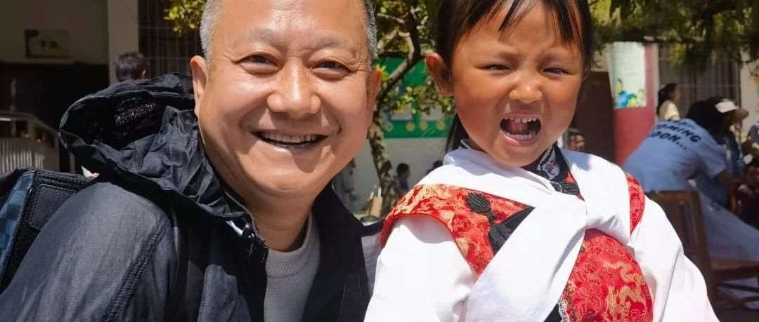 张峰董事长同AHA一行共赴丽江，捐赠爱心学校。